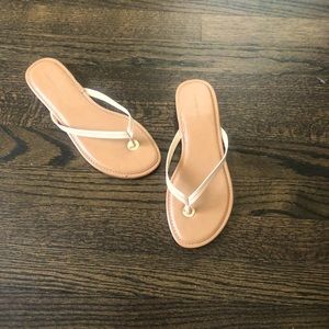 BANANA REPUBLIC LIGHT TAN LEATHER THONG SANDALS. WOMENS SIZE 7.5.